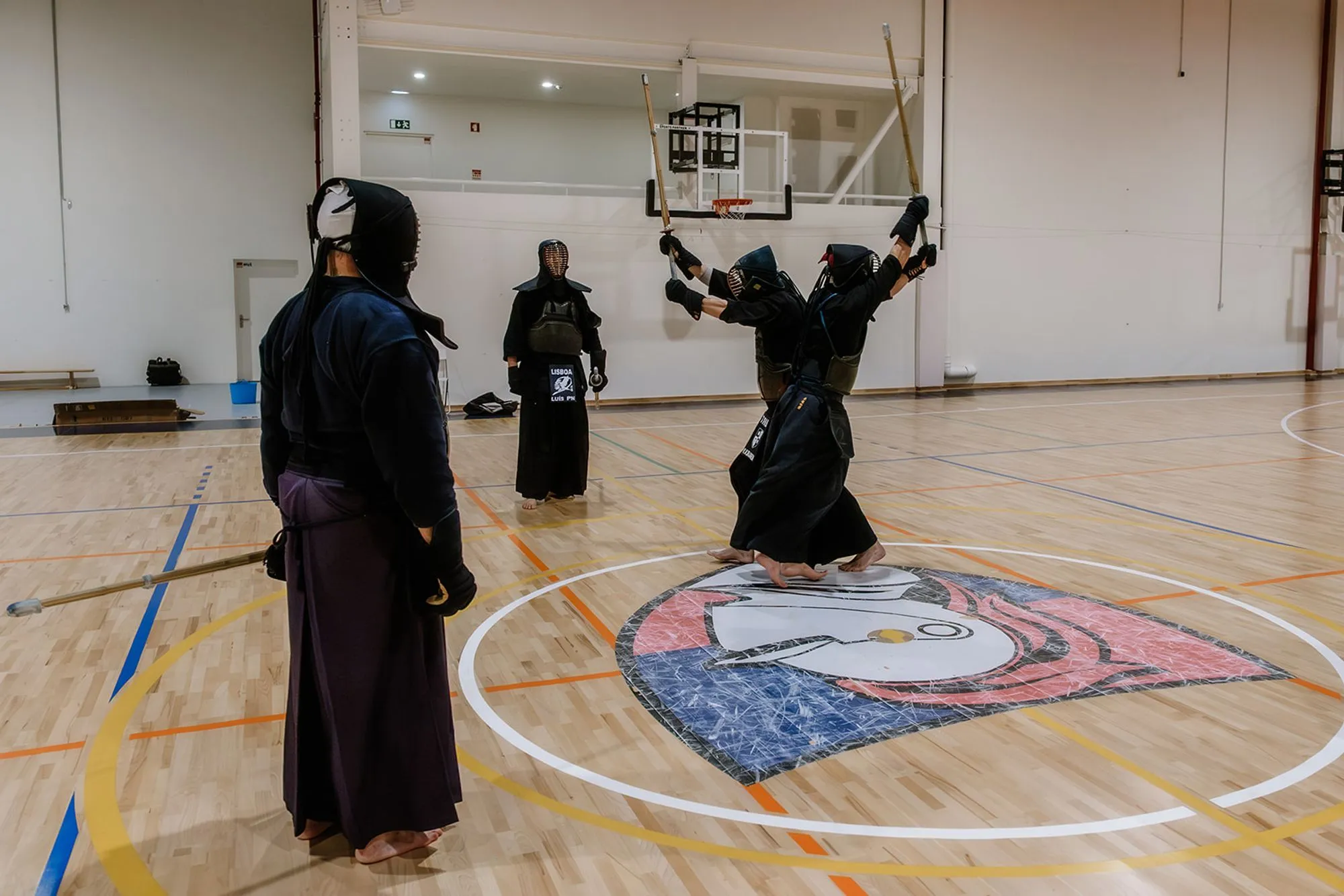 A kendoka raising the shinai overhead before a strike