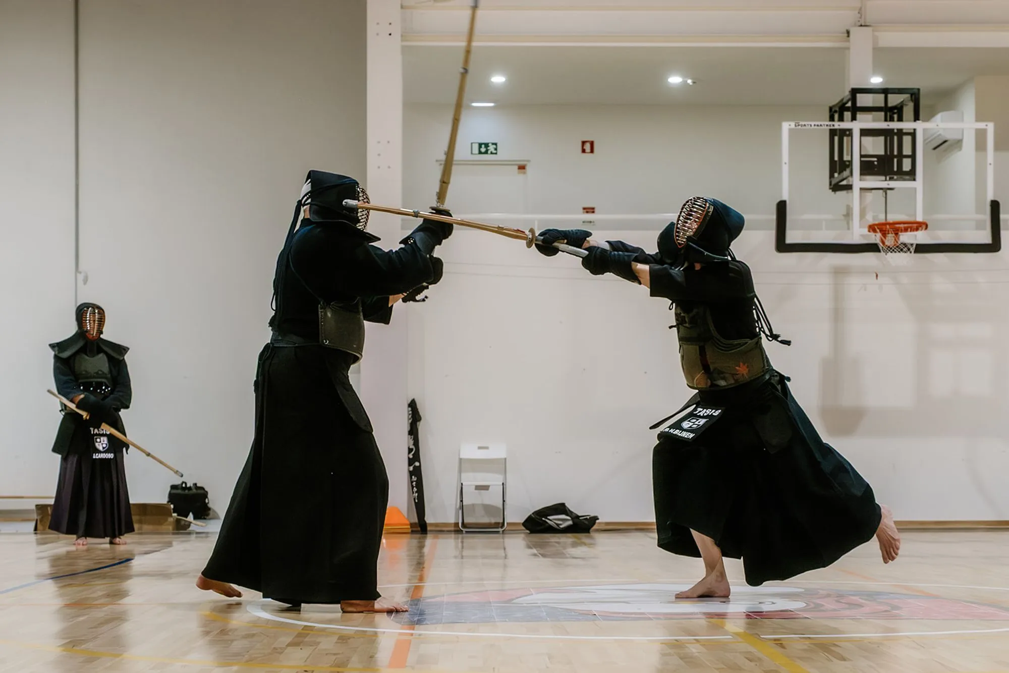 Two kendoka lunging into an exchange