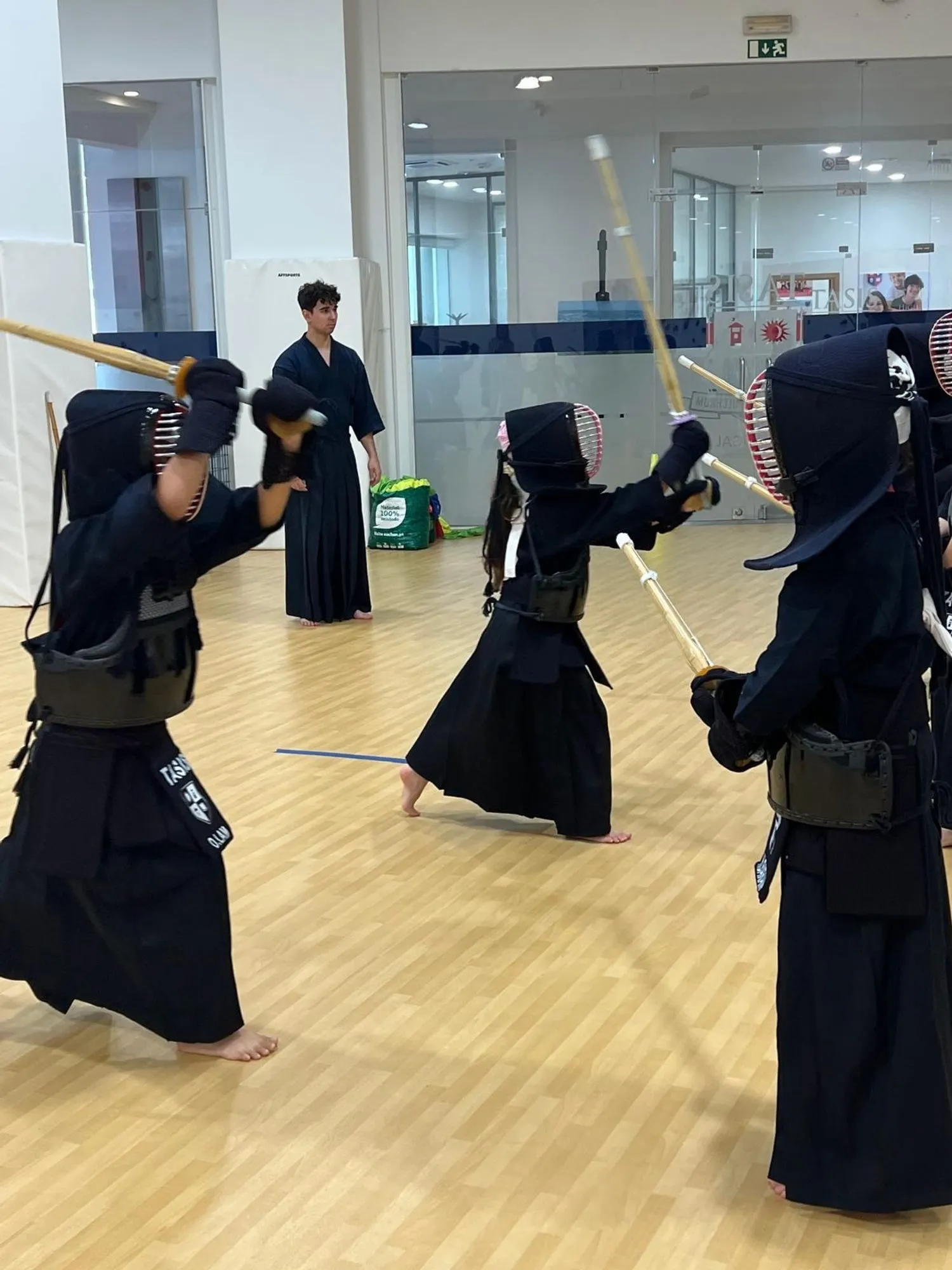 Several kendoka sparring at once